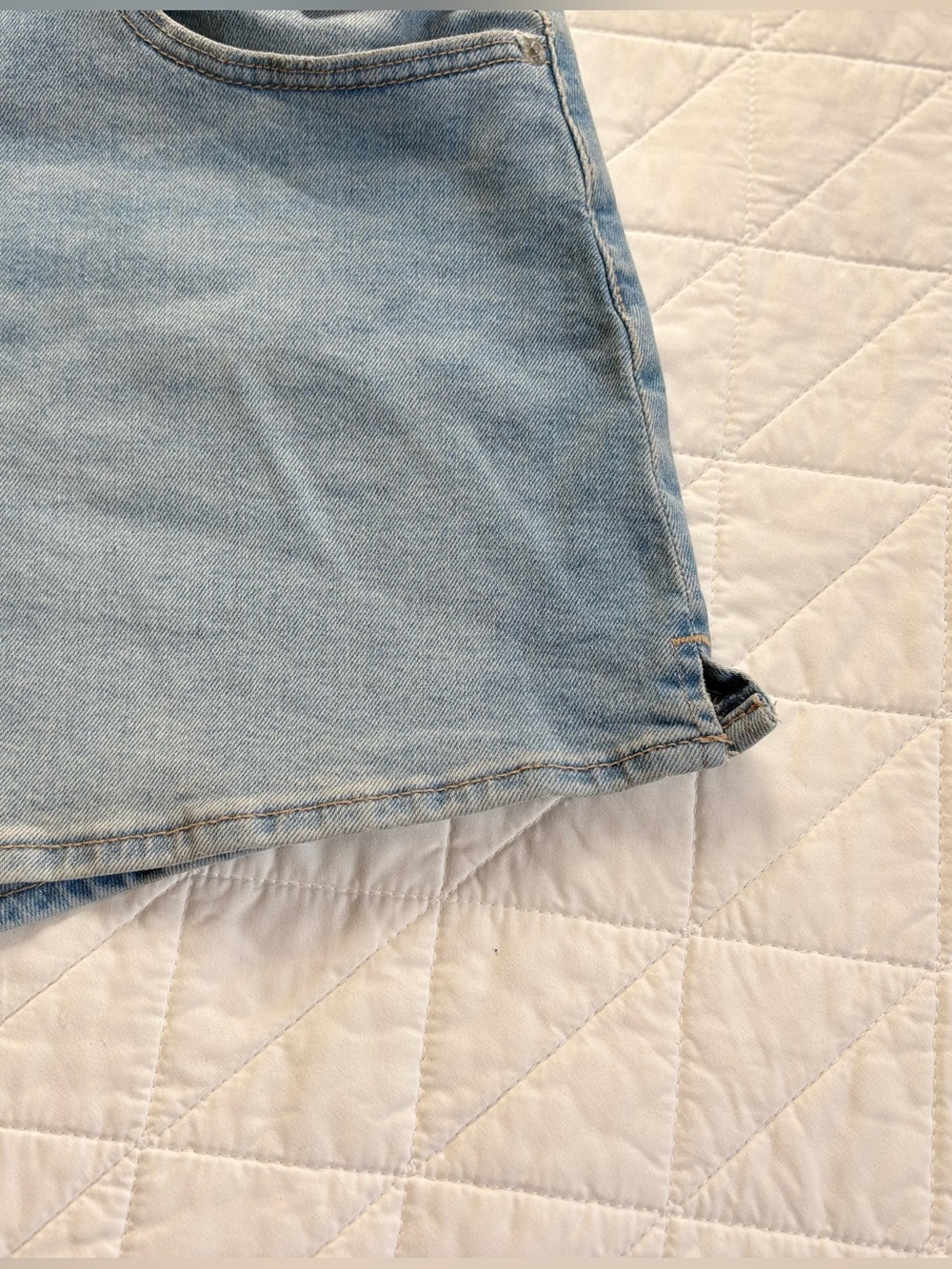 Levi's Premium A-Line Mid Rise Light Wash Denim Shorts - Size 34 NWT - Picture 5 of 9